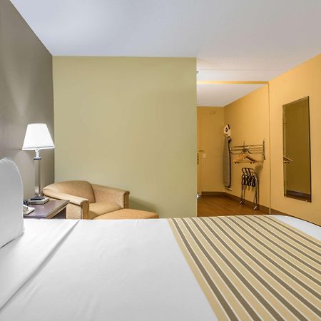 Econo Lodge Inn & Suites Triadelphia - Wheeling Exterior foto