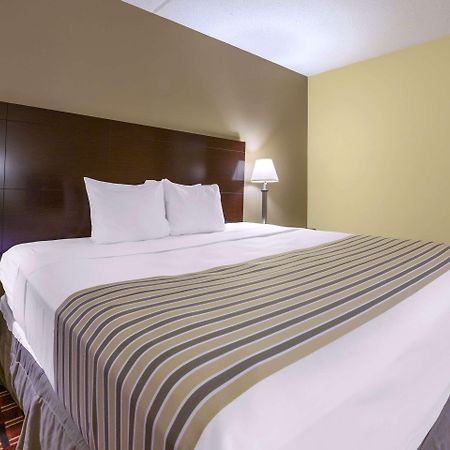 Econo Lodge Inn & Suites Triadelphia - Wheeling Exterior foto