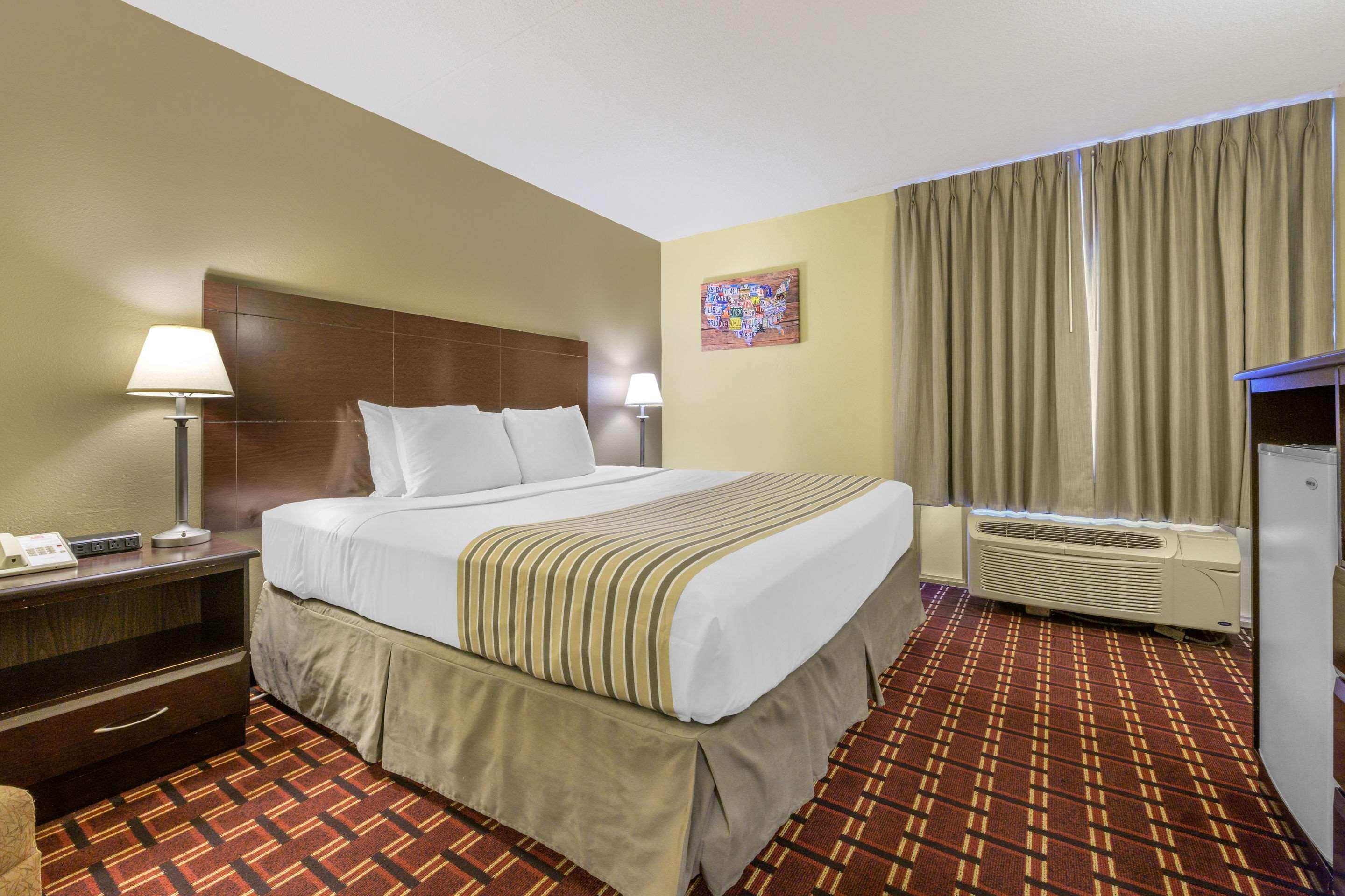 Econo Lodge Inn & Suites Triadelphia - Wheeling Exterior foto