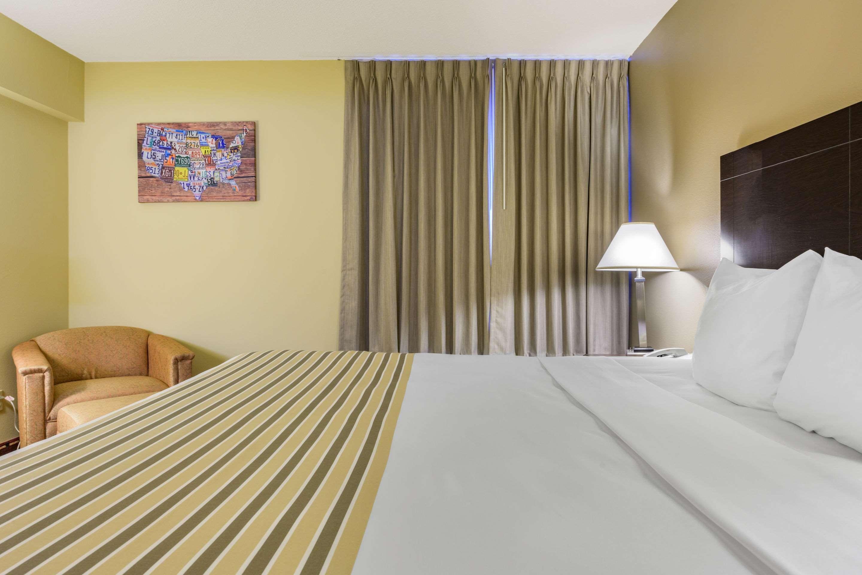 Econo Lodge Inn & Suites Triadelphia - Wheeling Exterior foto