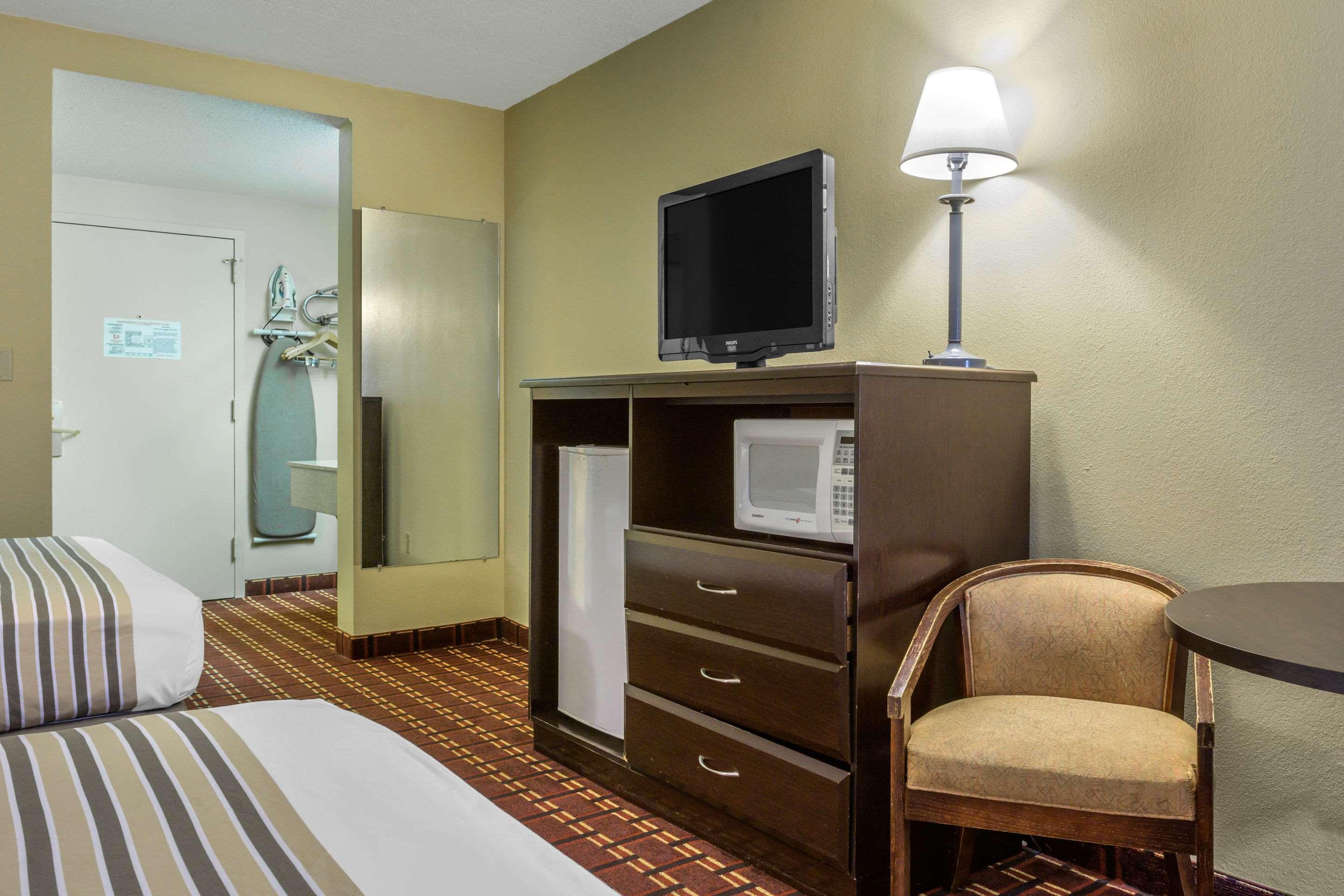 Econo Lodge Inn & Suites Triadelphia - Wheeling Exterior foto