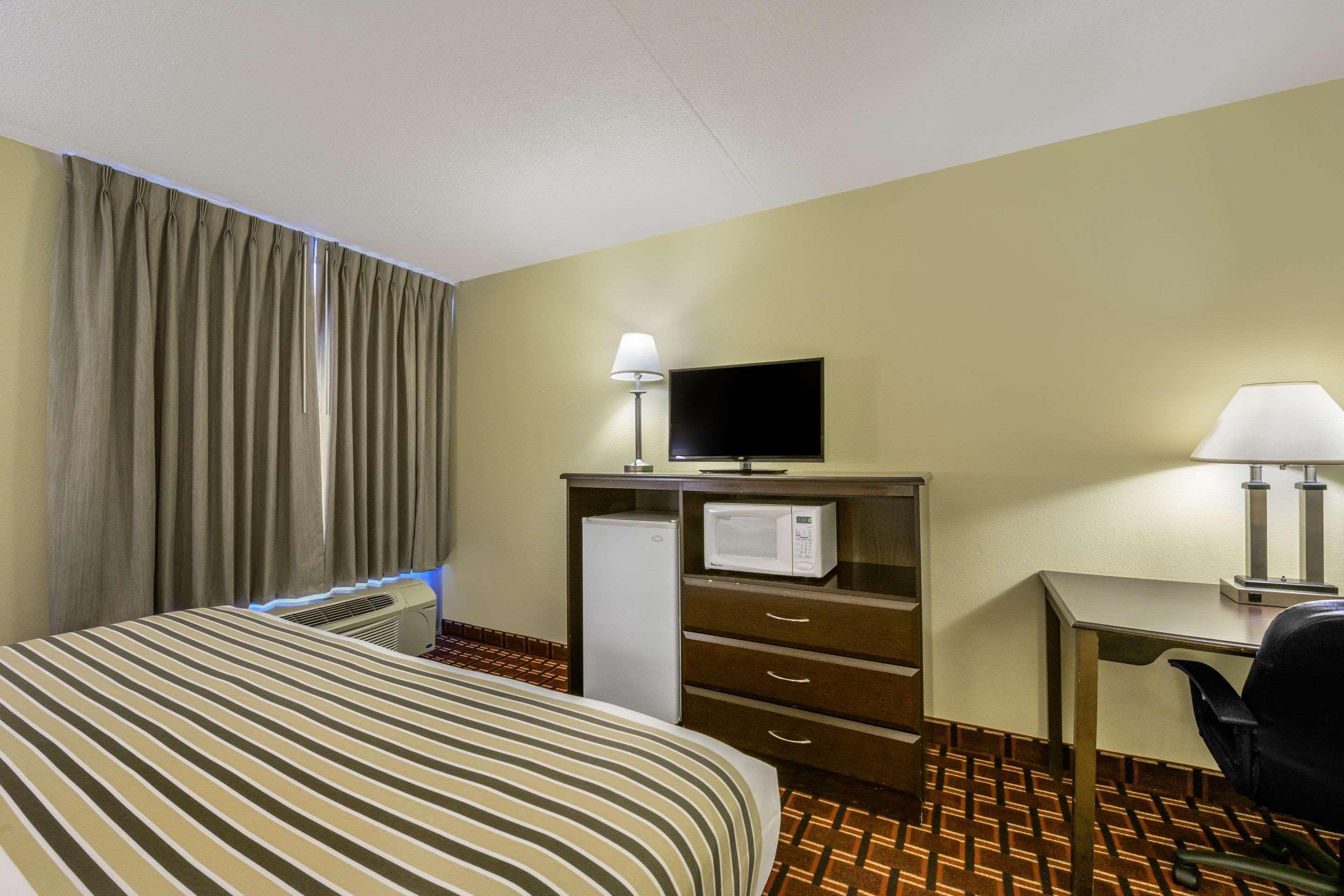 Econo Lodge Inn & Suites Triadelphia - Wheeling Exterior foto
