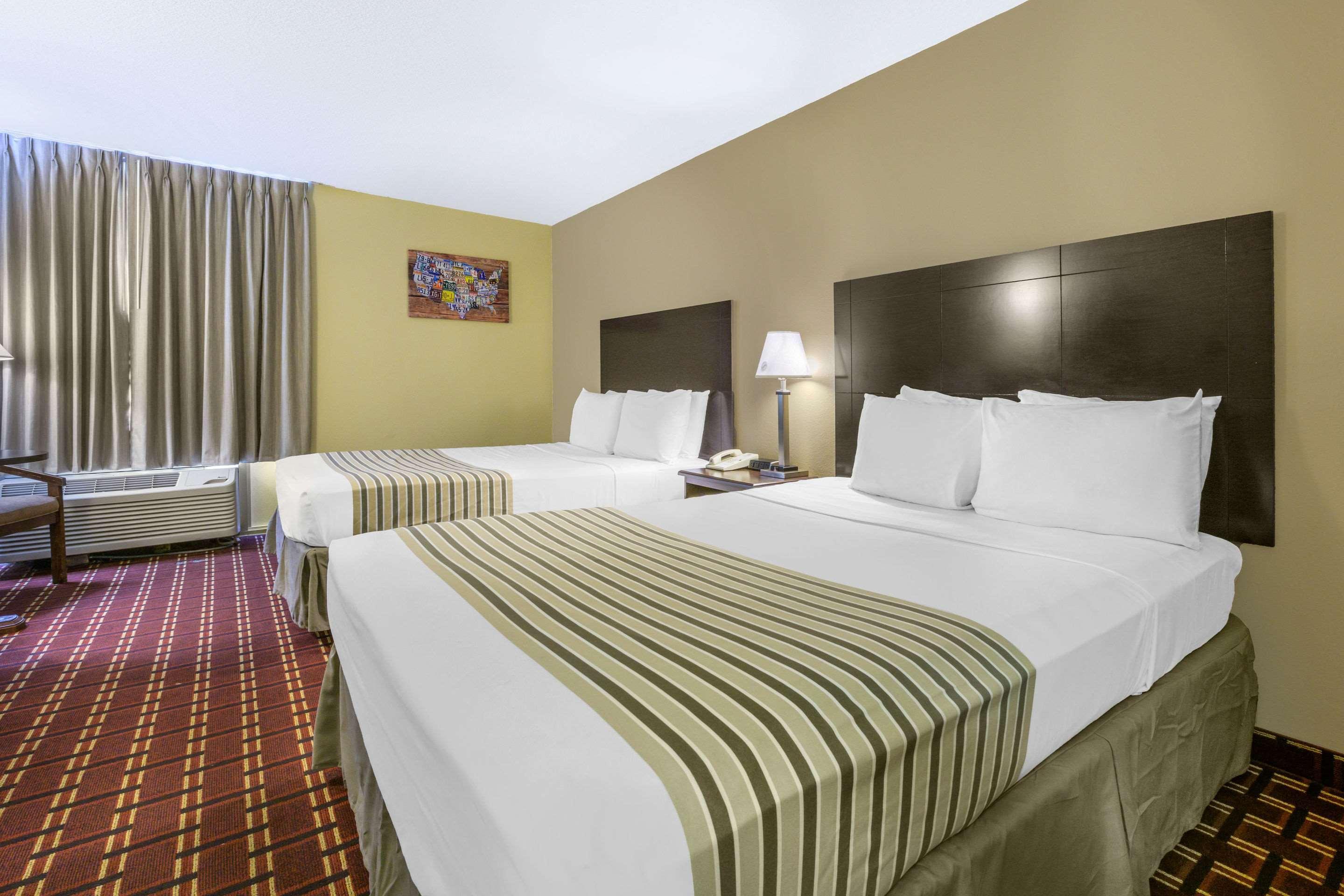 Econo Lodge Inn & Suites Triadelphia - Wheeling Exterior foto