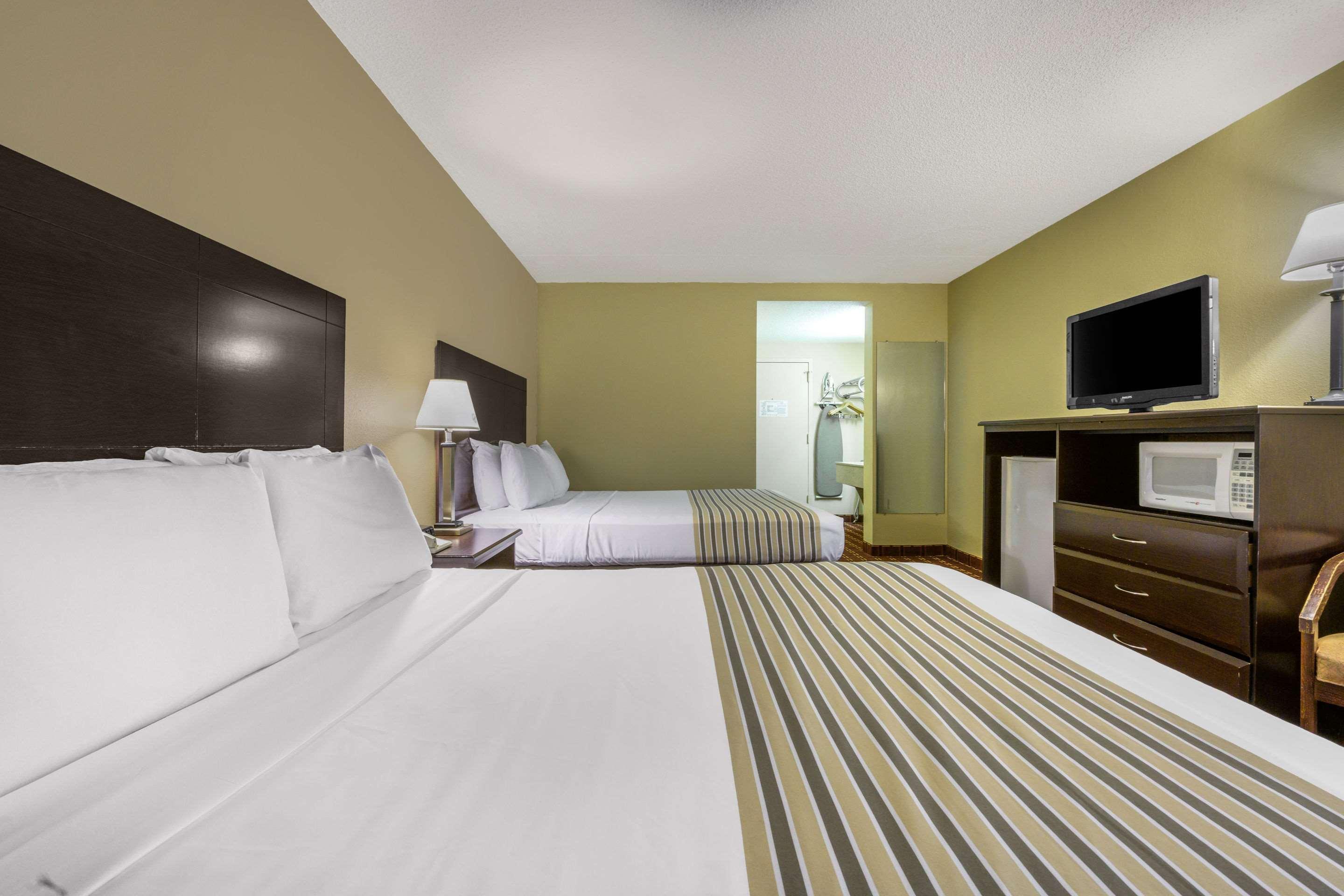 Econo Lodge Inn & Suites Triadelphia - Wheeling Exterior foto