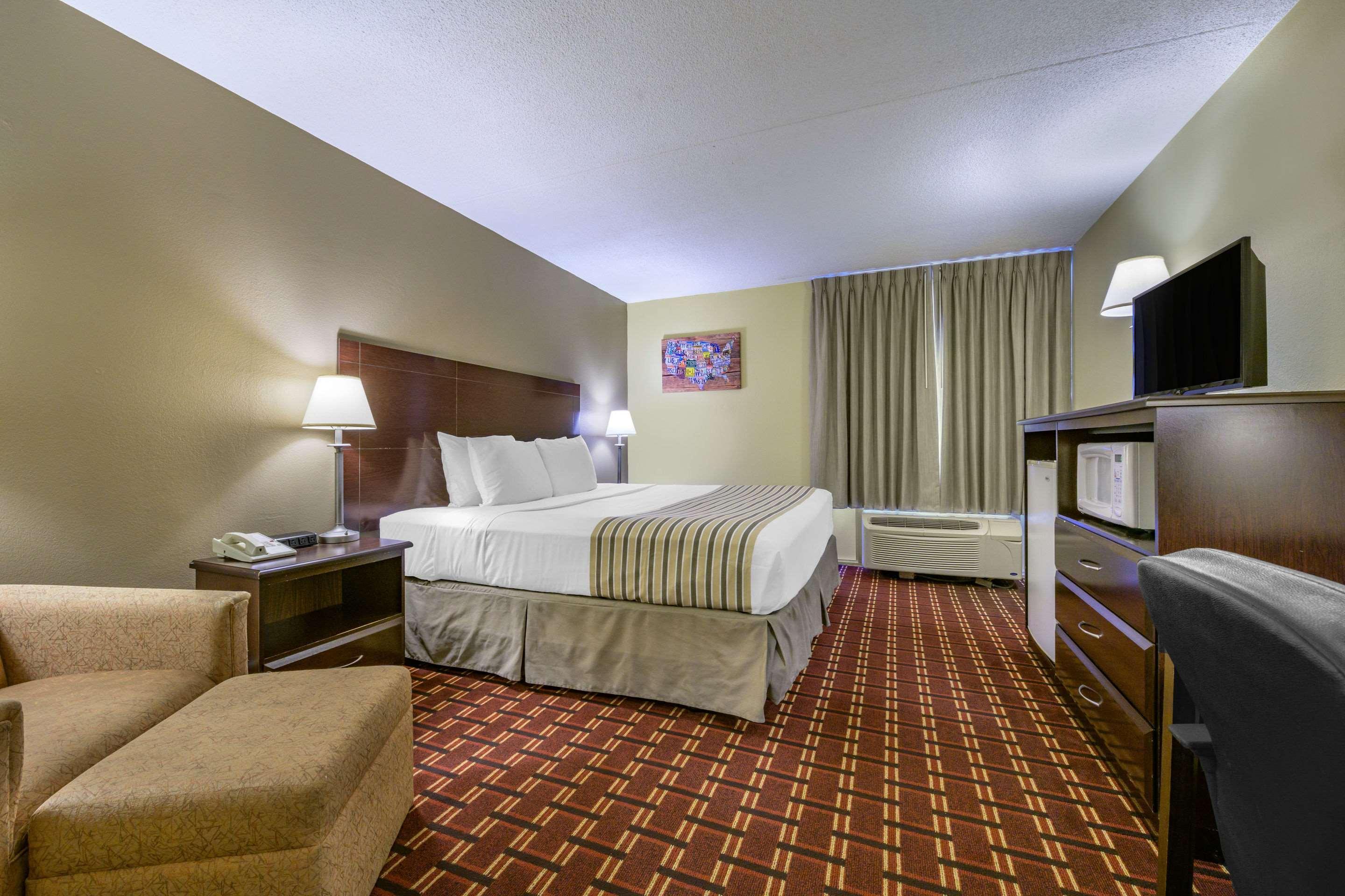 Econo Lodge Inn & Suites Triadelphia - Wheeling Exterior foto