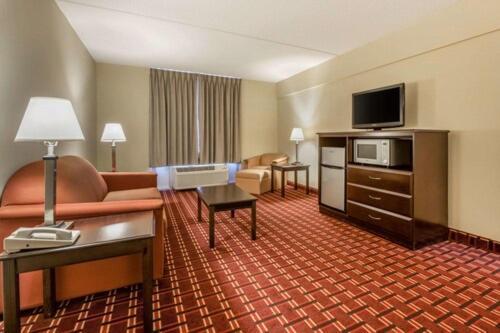 Econo Lodge Inn & Suites Triadelphia - Wheeling Exterior foto