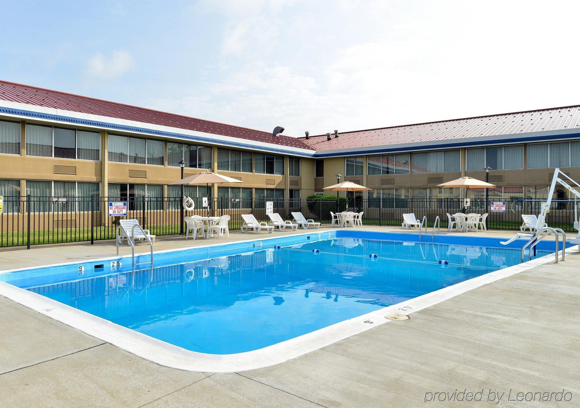 Econo Lodge Inn & Suites Triadelphia - Wheeling Exterior foto