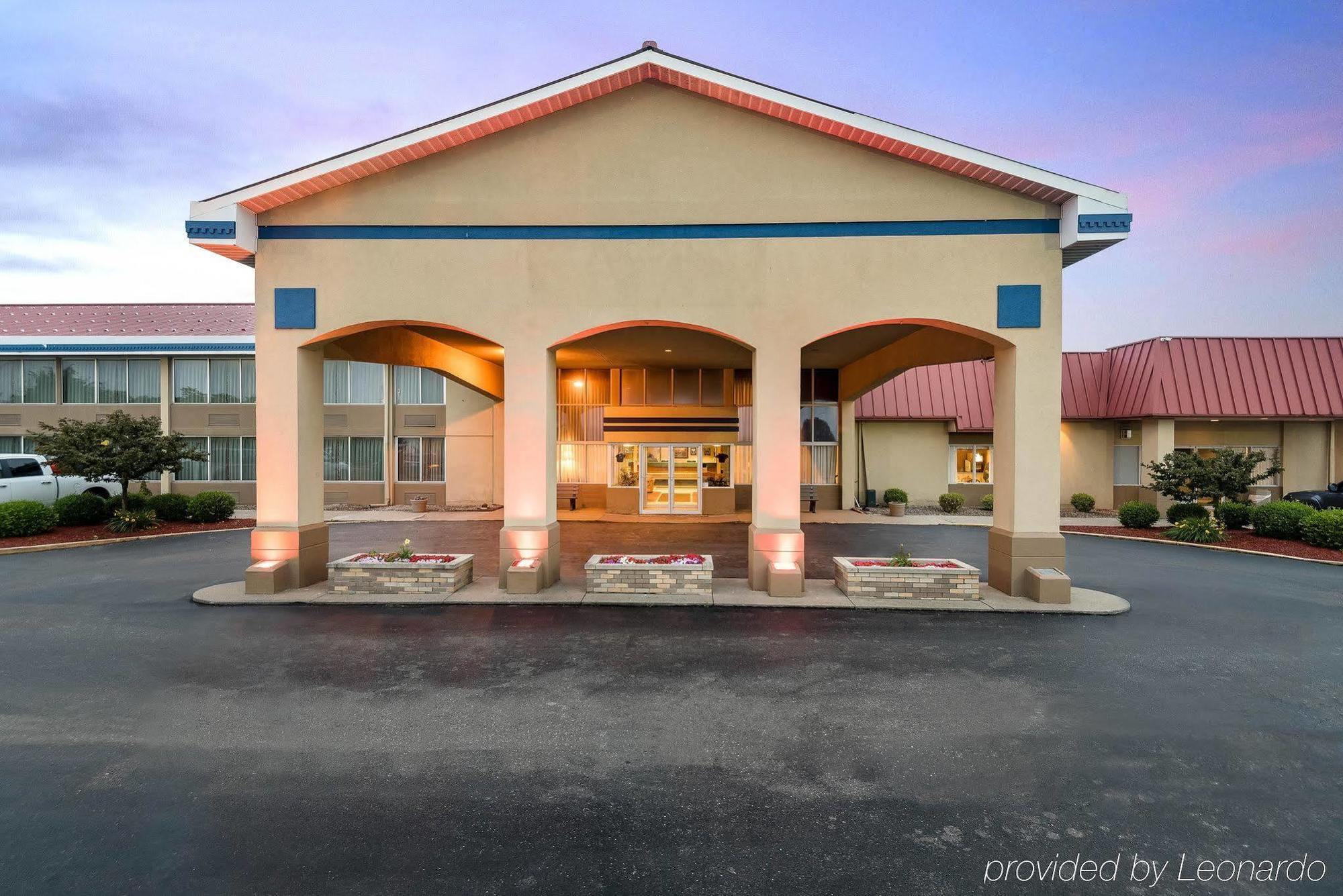 Econo Lodge Inn & Suites Triadelphia - Wheeling Exterior foto