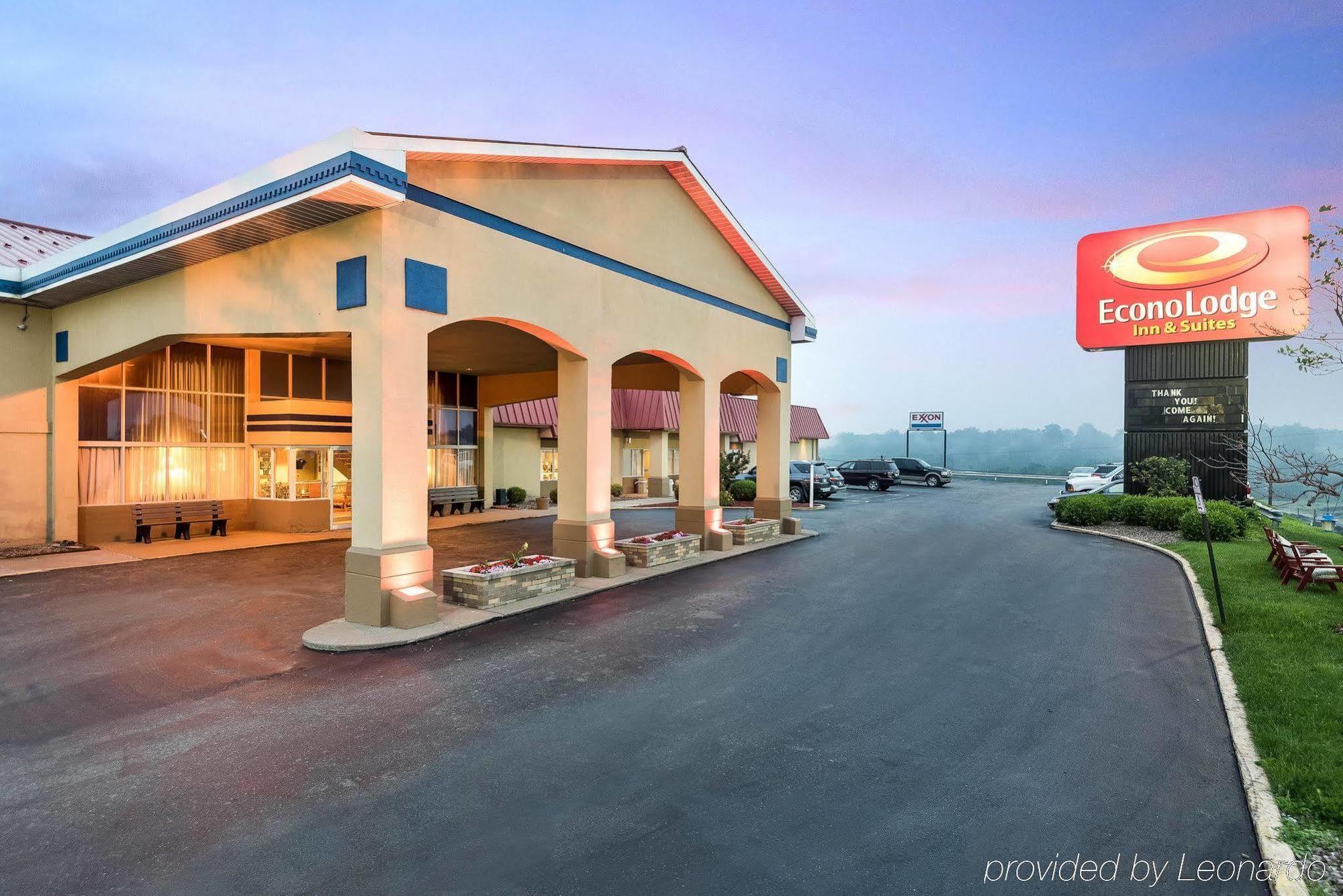 Econo Lodge Inn & Suites Triadelphia - Wheeling Exterior foto