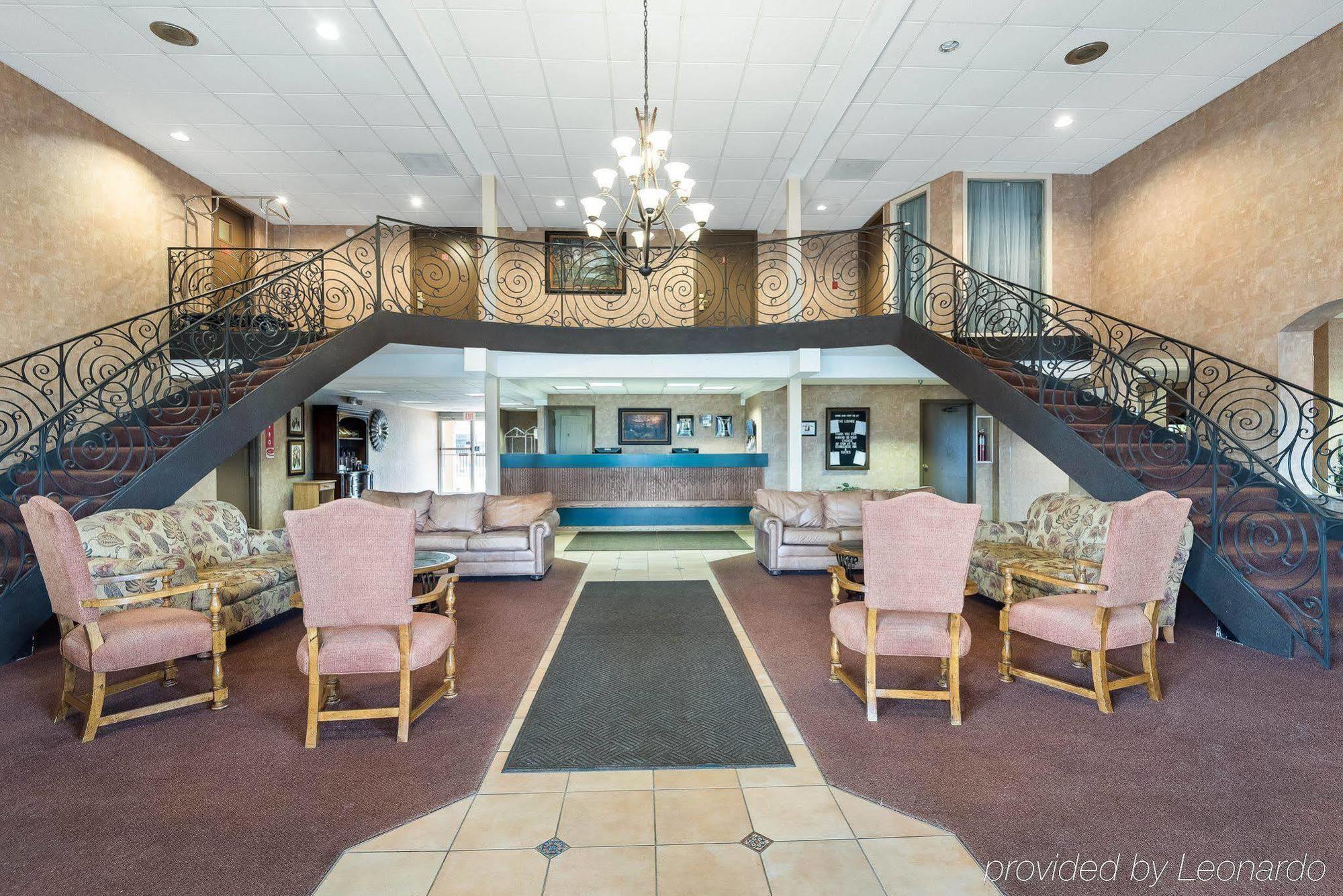 Econo Lodge Inn & Suites Triadelphia - Wheeling Exterior foto