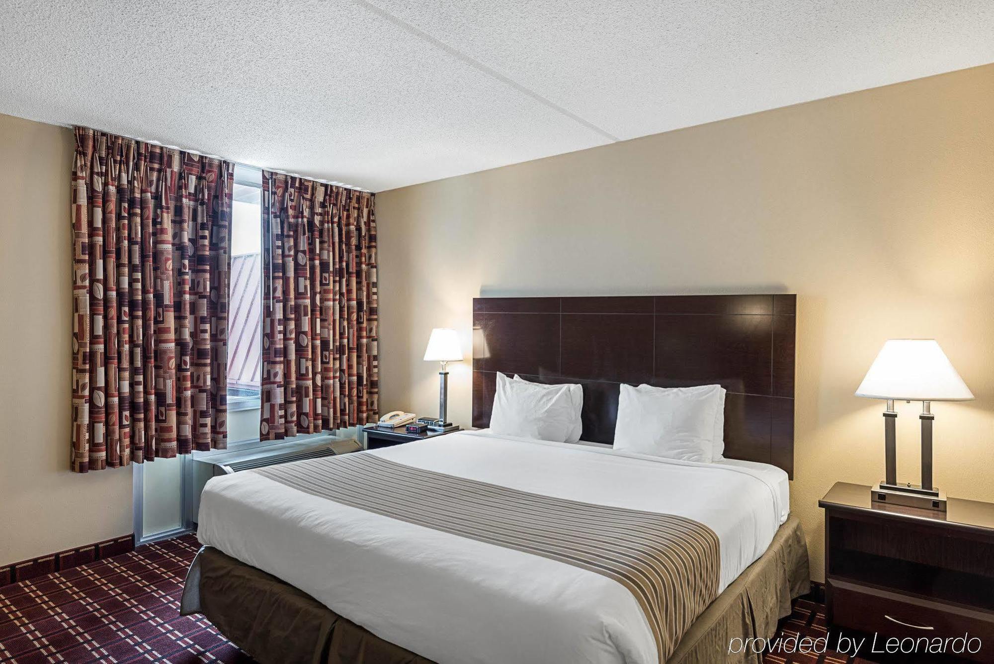 Econo Lodge Inn & Suites Triadelphia - Wheeling Exterior foto