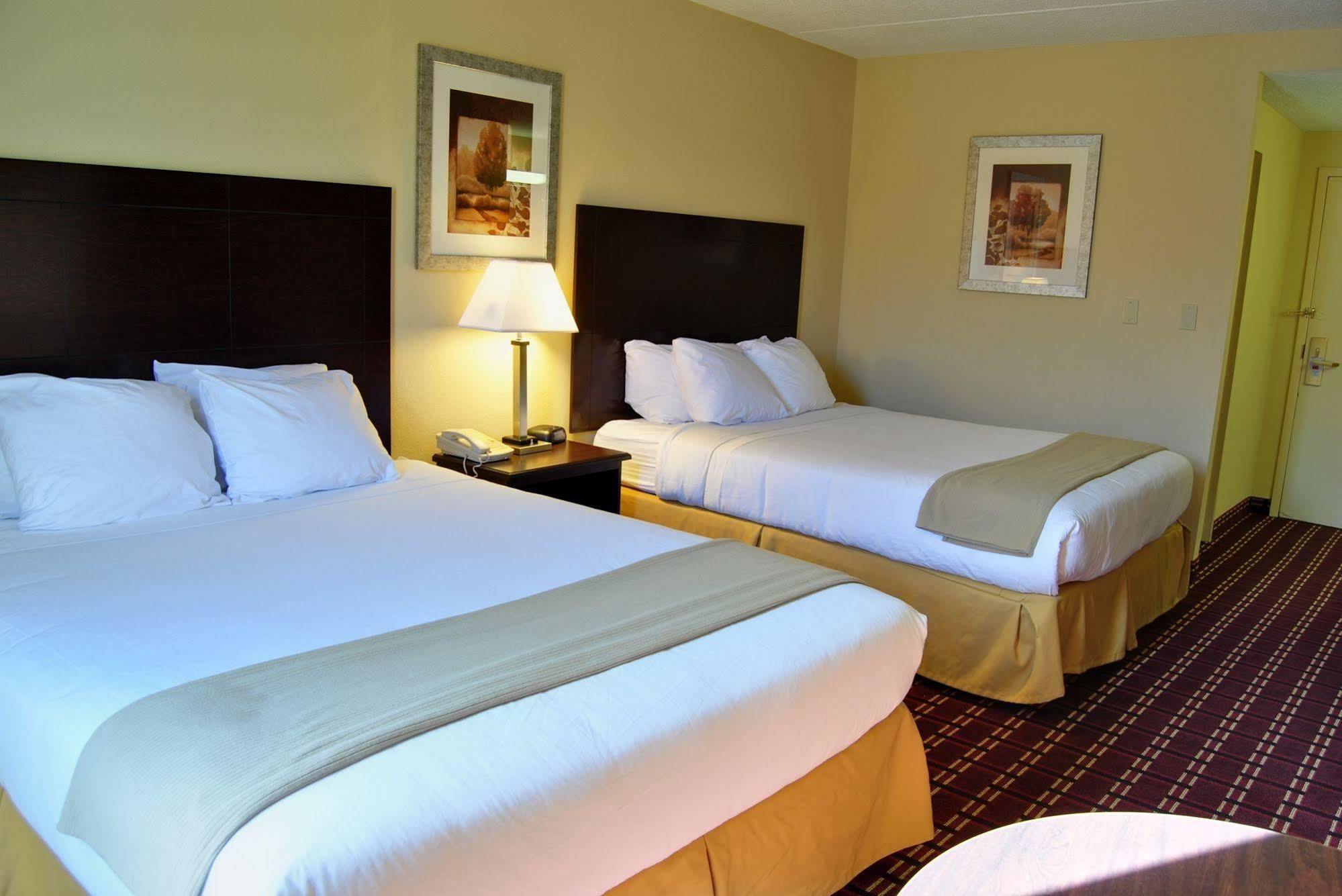Econo Lodge Inn & Suites Triadelphia - Wheeling Exterior foto