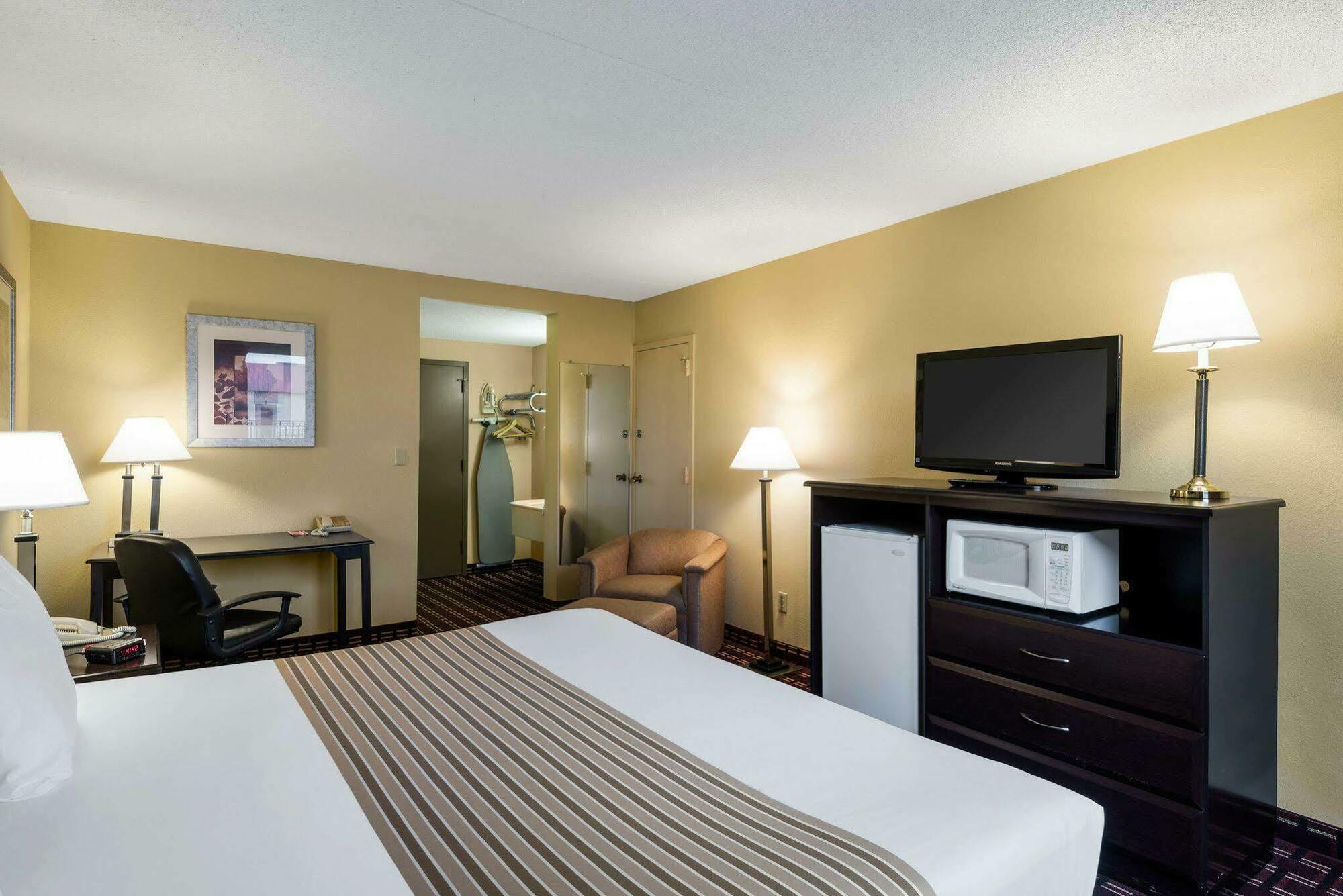 Econo Lodge Inn & Suites Triadelphia - Wheeling Exterior foto