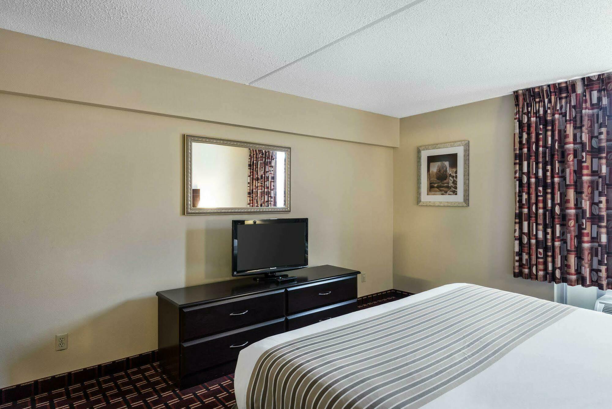 Econo Lodge Inn & Suites Triadelphia - Wheeling Exterior foto