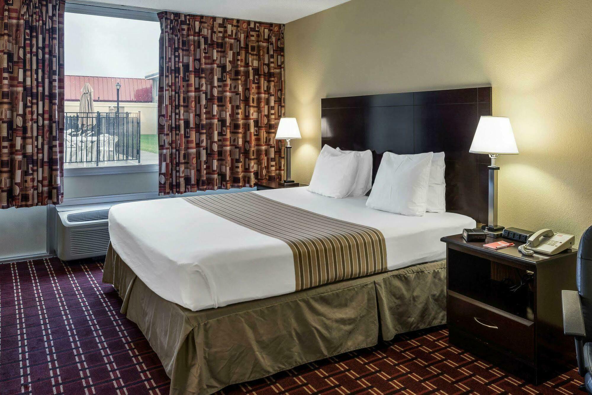 Econo Lodge Inn & Suites Triadelphia - Wheeling Exterior foto
