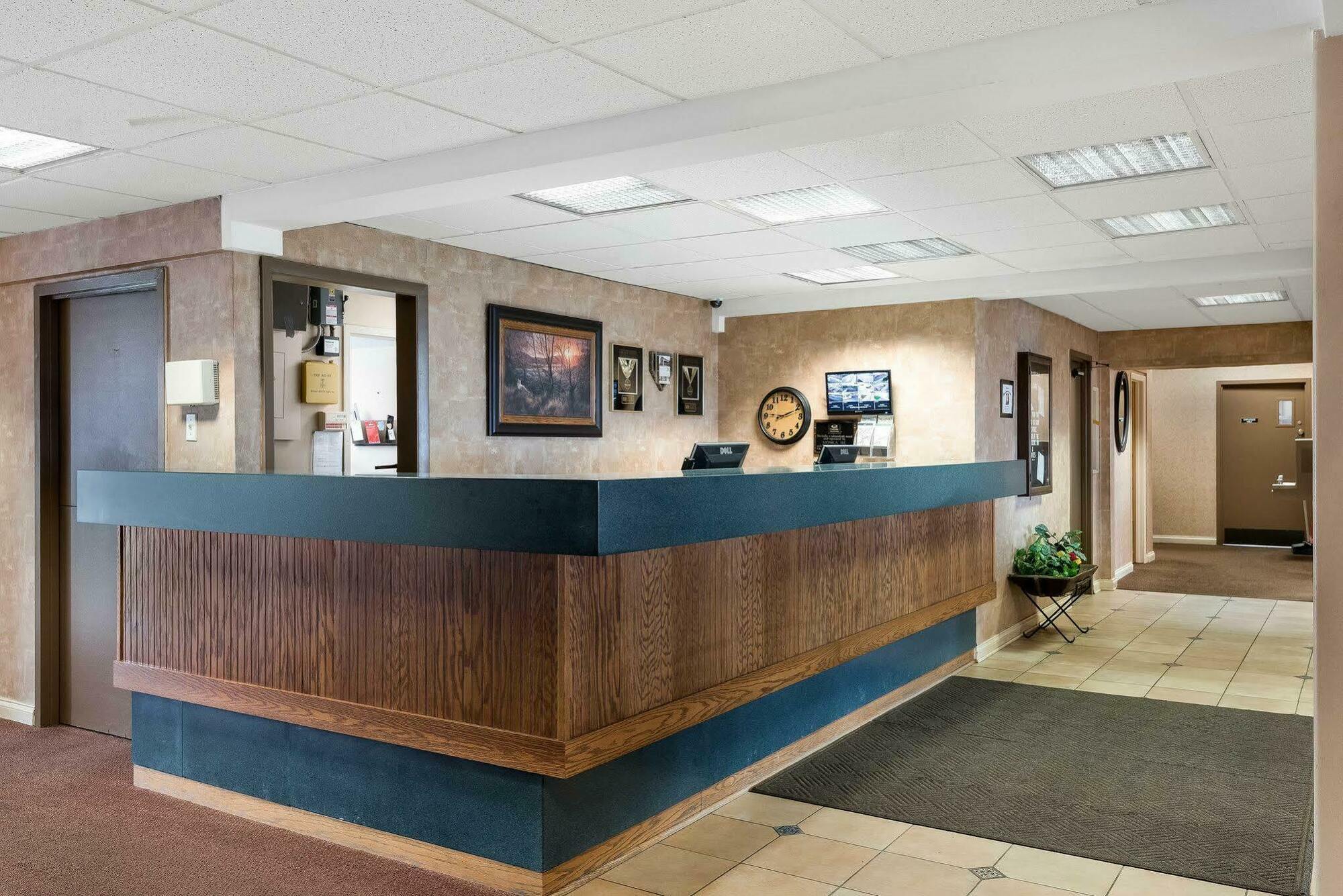 Econo Lodge Inn & Suites Triadelphia - Wheeling Exterior foto